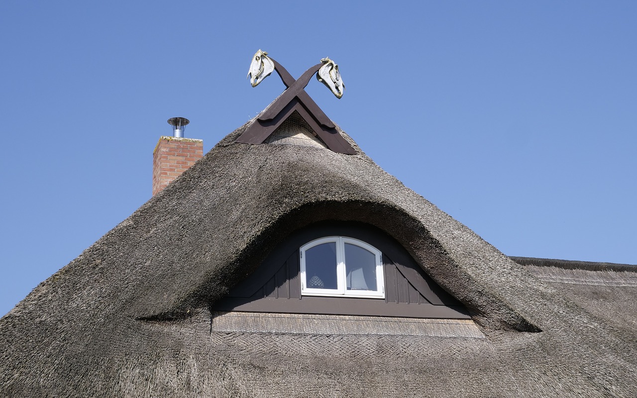 Docieplenie dachu domu – docieplenie stropodachu granulatem.